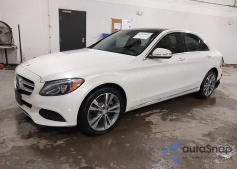 2015 Mercedes-Benz C 300 4Matic z USA, uszkodzony, nr VIN 55SWF4KB8FU086388
